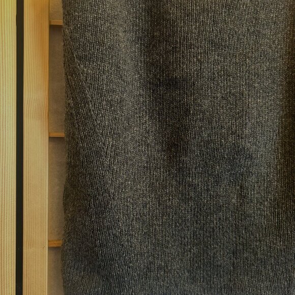 Old Navy Charcoal Gray V-Neck Thick Rib-Knit Sweater Tank Top Women Sz. M - Picture 3 of 7